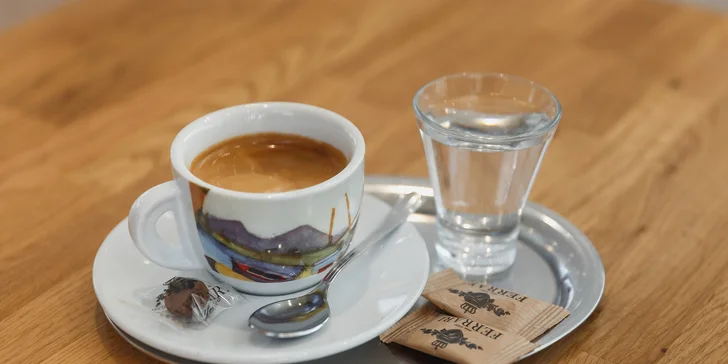 Vlastnoručne vyrábané tiramisu a káva pre náročných