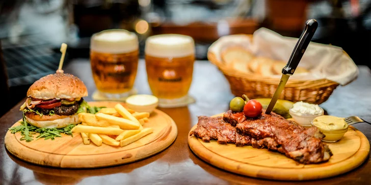 Domáce burgery alebo grilované rebierka v Cafe Stena