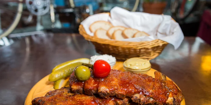 Domáce burgery alebo grilované rebierka v Cafe Stena