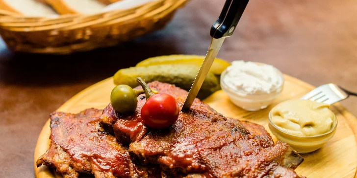 Domáce burgery alebo grilované rebierka v Cafe Stena