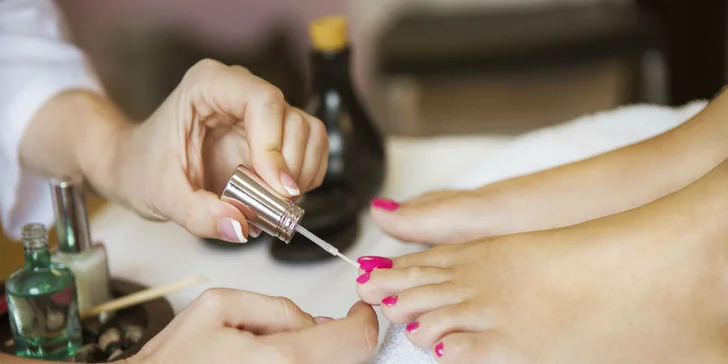Mokrá pedikúra alebo gélové nechty na nohách
