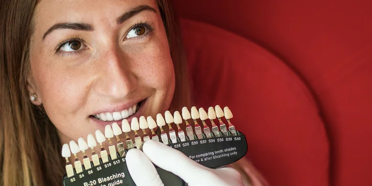 Žiarivý perleťový úsmev po bielení zubov v ZaRa Salóne