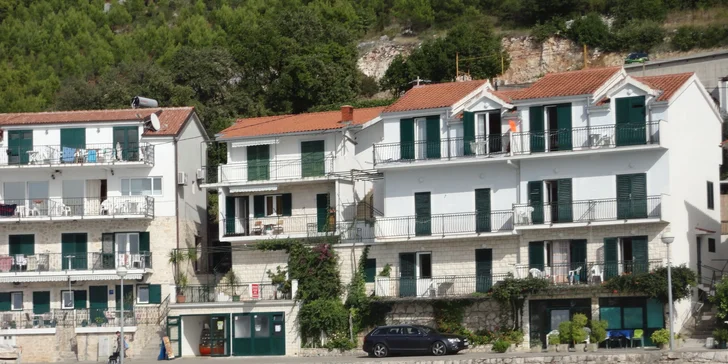 Opaľovanie sa v Drveniku: 7 nocí v apartmánovom dome priamo pri pláži