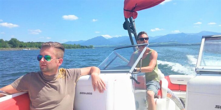 Adrenalínová jazda na motorovom člne s kapitánom na Liptovskej Mare
