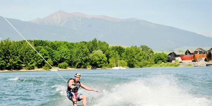 Wake, ski, kneeboard, flyboard alebo skúter. Vybláznite sa na Mare!