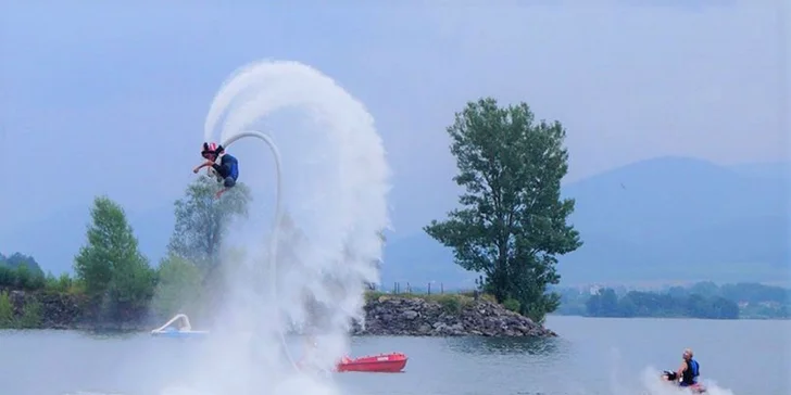 Wake, ski, kneeboard, flyboard alebo skúter. Vybláznite sa na Mare!