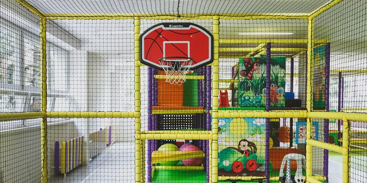 Detské ihrisko pre deti a kaviareň pre rodičov v jednom