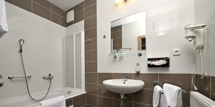 4-hviezdičkový relax v Hlubokej pre páry i rodiny: polpenzia a kúpanie kúsok od zámku