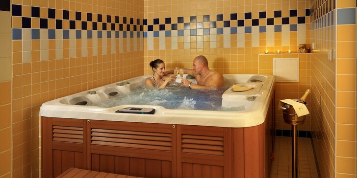 4-hviezdičkový relax v Hlubokej pre páry i rodiny: polpenzia, sauna, para aj posilovňa