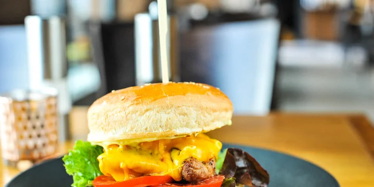Kurací Club burger s mäsom zo slovenských kurčiat len pre Zľavomaťákov!