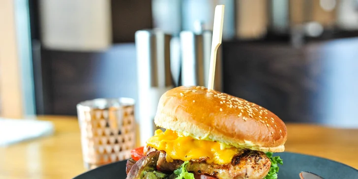 Kurací Club burger s mäsom zo slovenských kurčiat len pre Zľavomaťákov!