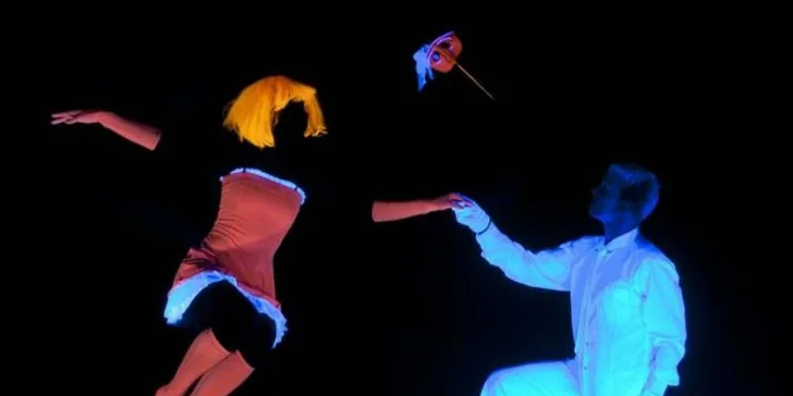 Objavte pôvab tmy: Vstupenka do fantastického čierneho divadla WOW Show