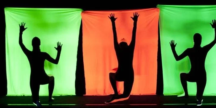 Objavte pôvab tmy: Vstupenka do fantastického čierneho divadla WOW Show