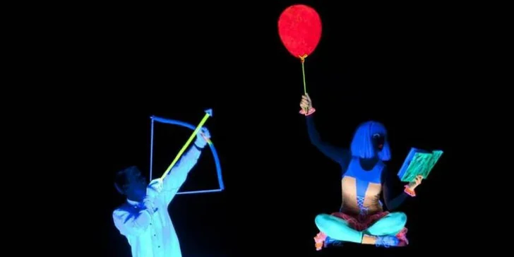 Objavte pôvab tmy: Vstupenka do fantastického čierneho divadla WOW Show