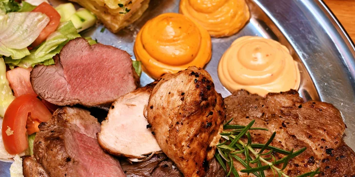 Bohaté mäsové menu: hovädzí flap steak, krkovička, panenka aj kuracie prsia