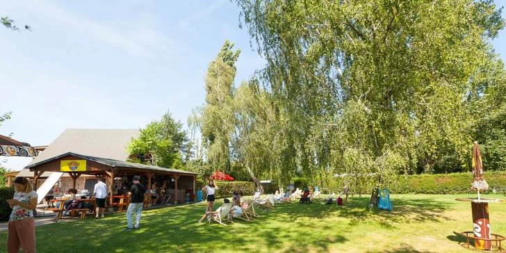 Plážové kombo vo forme toboganu, nápoja a lehátka na Zlatých Pieskoch