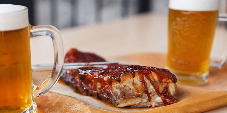 Bravčové rebierka s oblohou a veľké pivo v Tryo pube