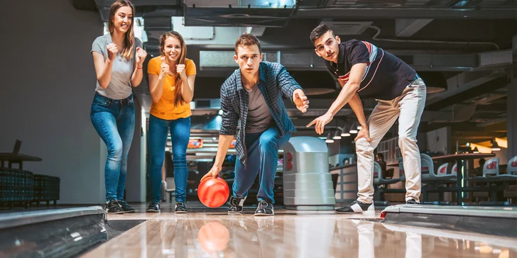 Hodina zábavy na bowlingu pre celú rodinu i partiu