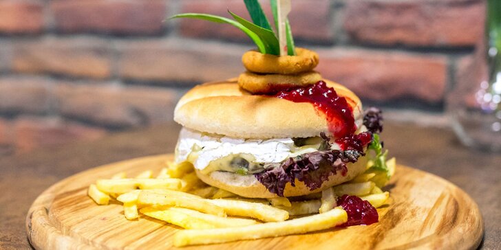 Brusnicový burger s hranolčekmi a enciánom len pre Zľavomaťákov
