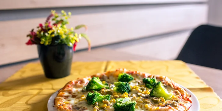Pizza podľa vlastného výberu z 13 druhov s možnosťou donášky