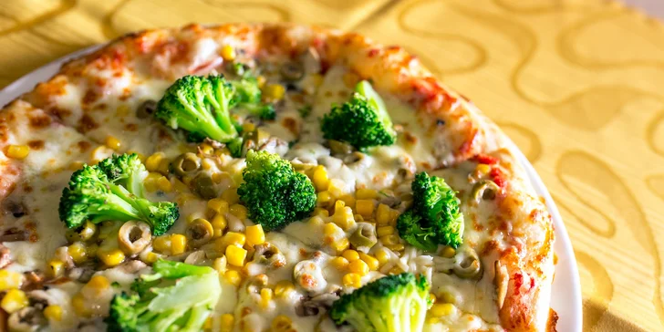 Pizza podľa vlastného výberu z 13 druhov s možnosťou donášky
