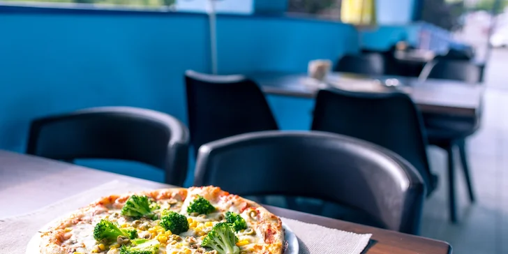 Pizza podľa vlastného výberu z 13 druhov s možnosťou donášky