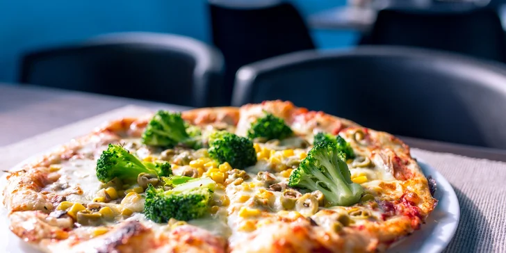 Pizza podľa vlastného výberu z 13 druhov s možnosťou donášky