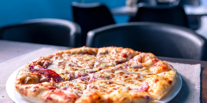 Pizza podľa vlastného výberu z 13 druhov s možnosťou donášky