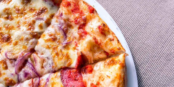 Pizza podľa vlastného výberu z 13 druhov s možnosťou donášky