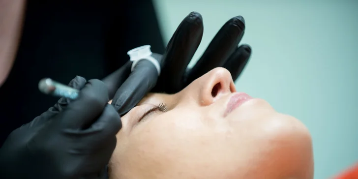Permanentný make-up obočia microbladingom či horných očných liniek