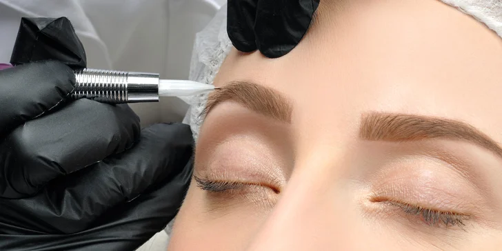 Permanentný make-up obočia microbladingom či horných očných liniek