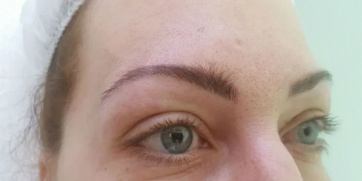 Permanentný make-up obočia microbladingom či horných očných liniek