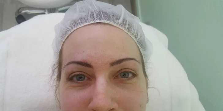 Permanentný make-up obočia microbladingom či horných očných liniek