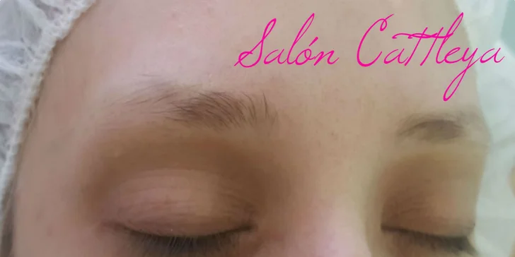 Permanentný make-up obočia microbladingom či horných očných liniek