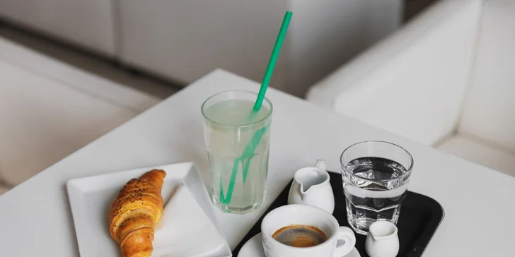 Raňajky a káva alebo drink s domácou tortou v Caffe Ine