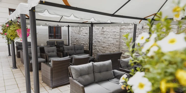 Raňajky a káva alebo drink s domácou tortou v Caffe Ine