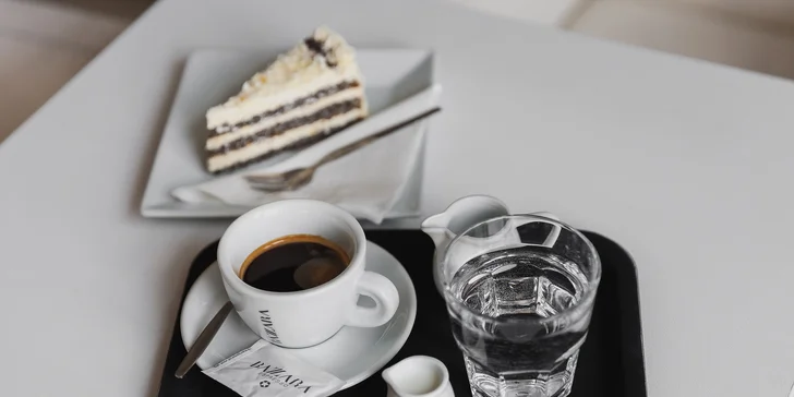 Raňajky a káva alebo drink s domácou tortou v Caffe Ine