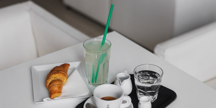 Raňajky a káva alebo drink s domácou tortou v Caffe Ine