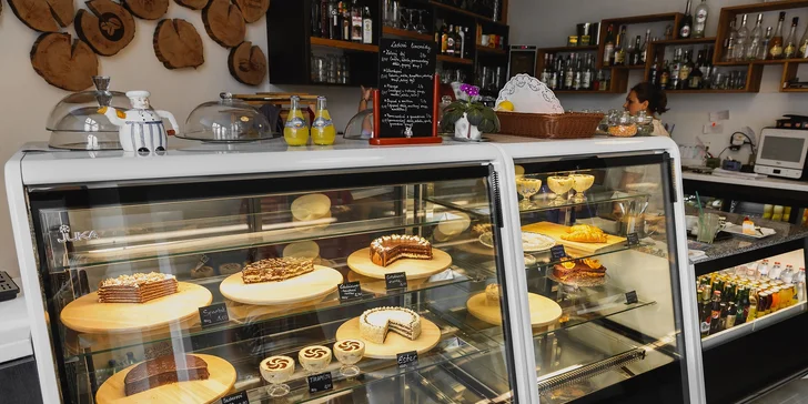Raňajky a káva alebo drink s domácou tortou v Caffe Ine