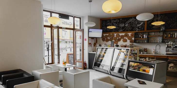 Raňajky a káva alebo drink s domácou tortou v Caffe Ine