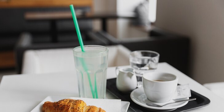 Raňajky a káva alebo drink s domácou tortou v Caffe Ine
