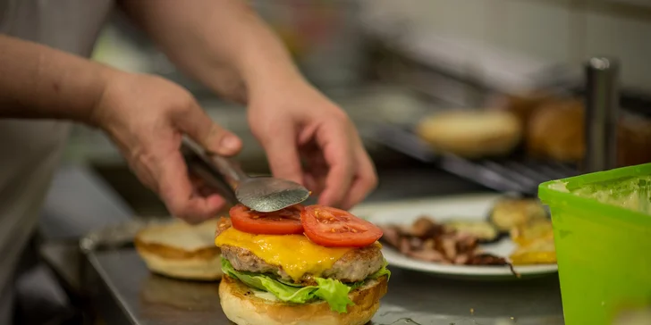 Burger s hranolčekmi alebo so zeleninovou prílohou