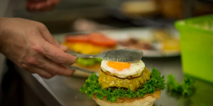 Burger s hranolčekmi alebo so zeleninovou prílohou