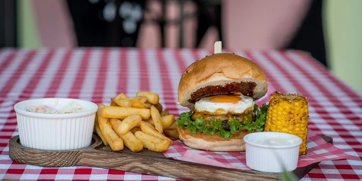 Burger s hranolčekmi alebo so zeleninovou prílohou