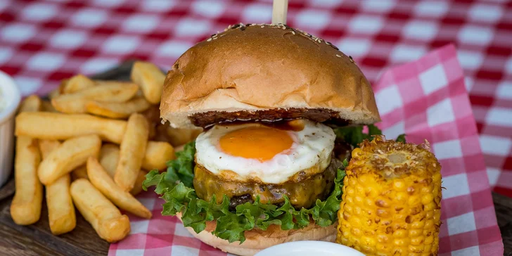 Burger s hranolčekmi alebo so zeleninovou prílohou