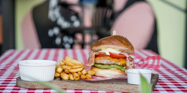 Burger s hranolčekmi alebo so zeleninovou prílohou
