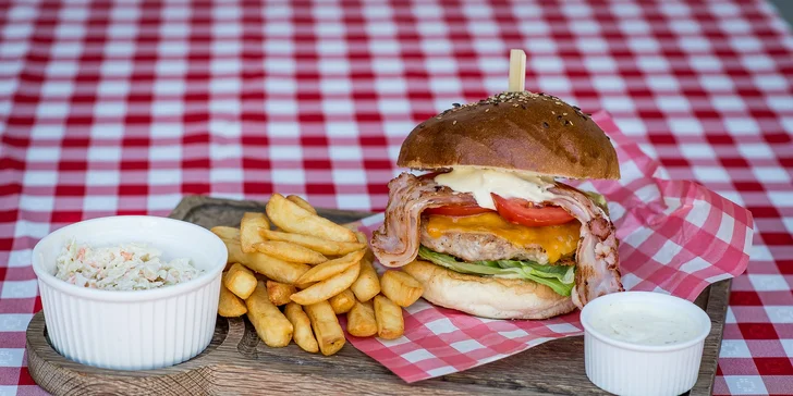 Burger s hranolčekmi alebo so zeleninovou prílohou