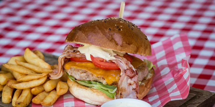 Burger s hranolčekmi alebo so zeleninovou prílohou