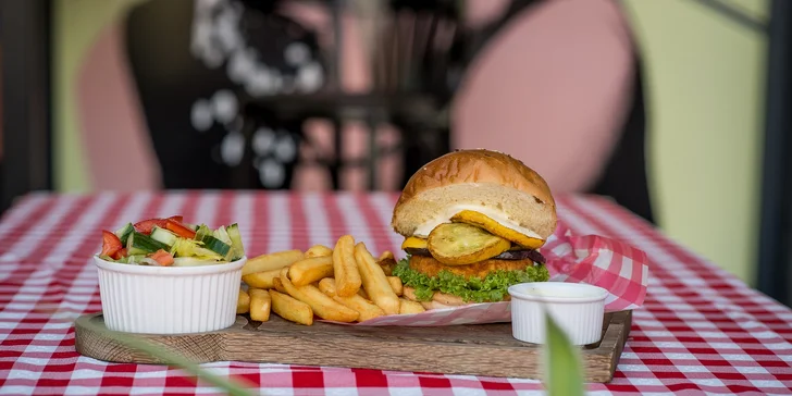 Burger s hranolčekmi alebo so zeleninovou prílohou