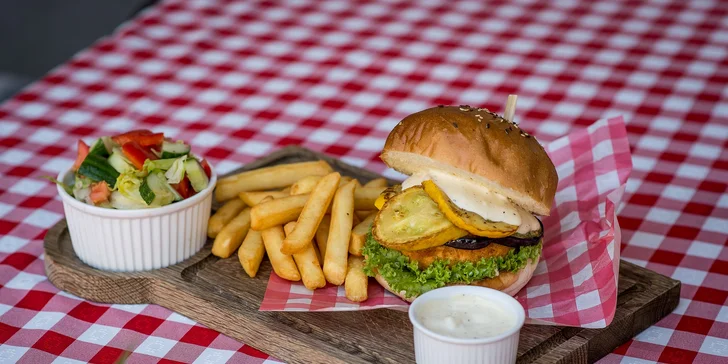 Burger s hranolčekmi alebo so zeleninovou prílohou
